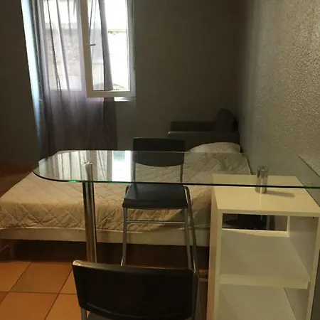 A La Confluence Apartment
